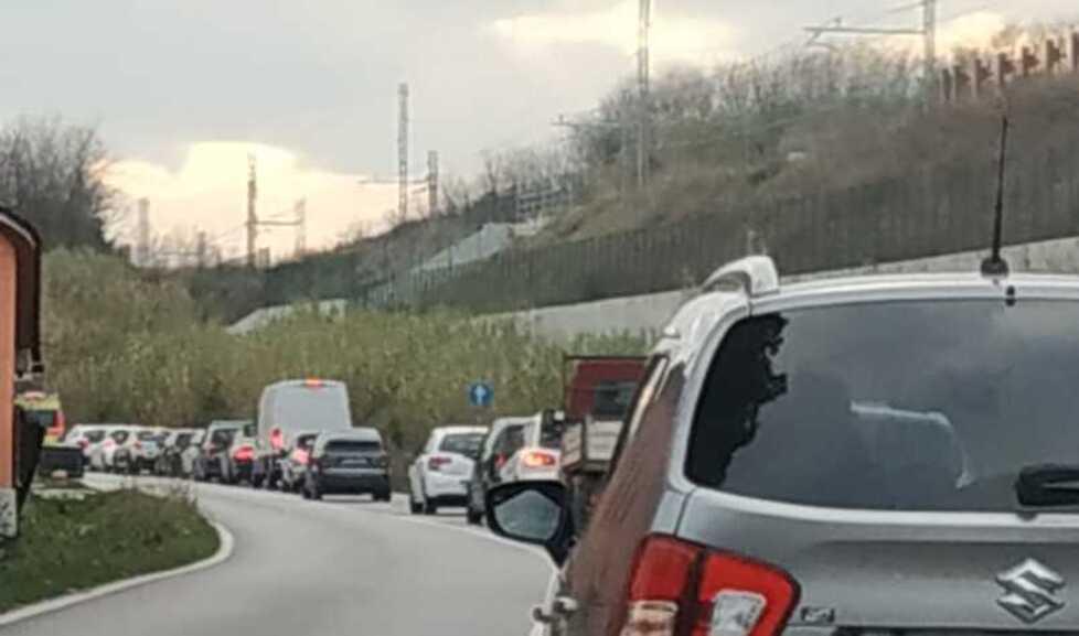 Caos alla Colonna, altri tre giorni di code. Pendolari esasperati: «È diventato un calvario»