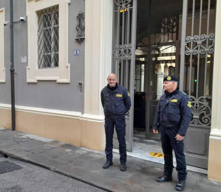 Minaccia con le forbici una prostituta e la rapina: condannato un 49enne di Piombino