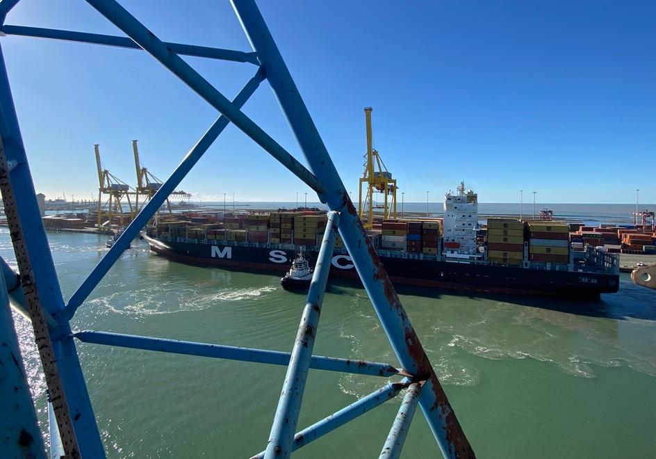 Sulla gru di Lorenzini nelle terre di Msc. L’imprenditore: «Torni la pace nel porto di Livorno»