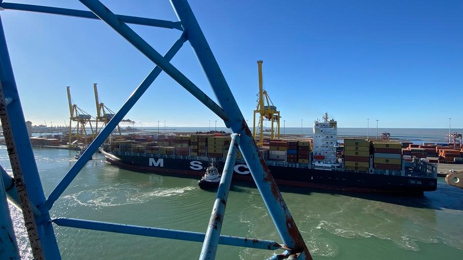 Sulla gru di Lorenzini nelle terre di Msc. L’imprenditore: «Torni la pace nel porto di Livorno»