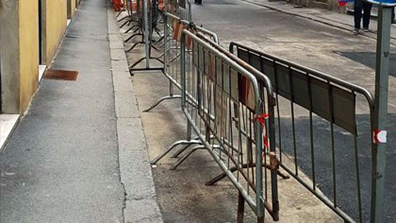 San Frediano, il Comune fa pagare l’affitto delle transenne ai residenti dopo la voragine che ha provocato crepe nei palazzi