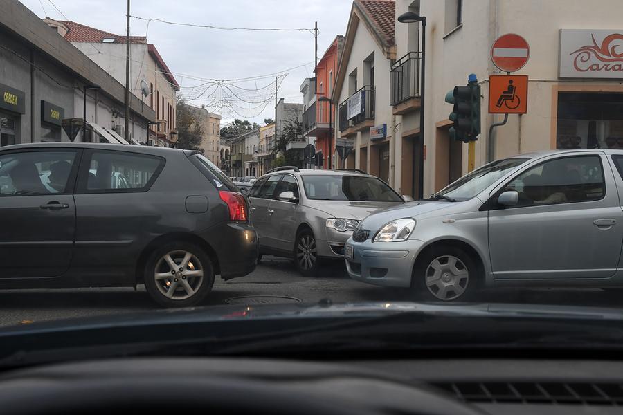 Traffico tra via Tharros e via Cagliari