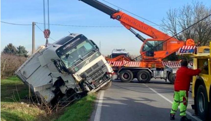 Modena, chiusa canaletto Nord per recuperare camion uscito di strada