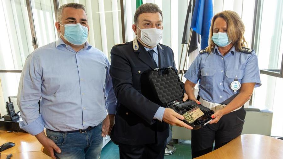 Ferrara. Il poliziotto obiettore l’ha spuntata, non porterà l’arma in servizio. Pronto l’accordo Comune-Cgil