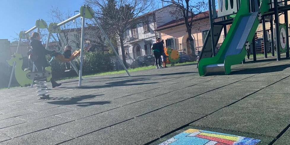Un gioco da ragazzi: trattatelo bene. Ecco altalene e scivoli in due parchi di Livorno&nbsp; 