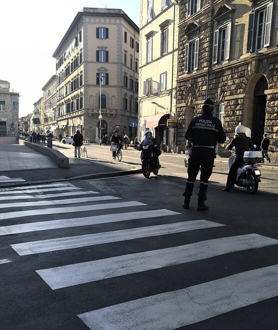 Attias, via Roma, corso Amedeo tra infrazioni e furbate: viaggio dove il traffico pirata è la regola 