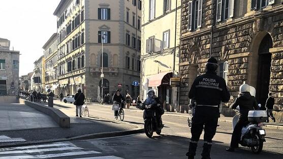 Attias, via Roma, corso Amedeo tra infrazioni e furbate: viaggio dove il traffico pirata è la regola