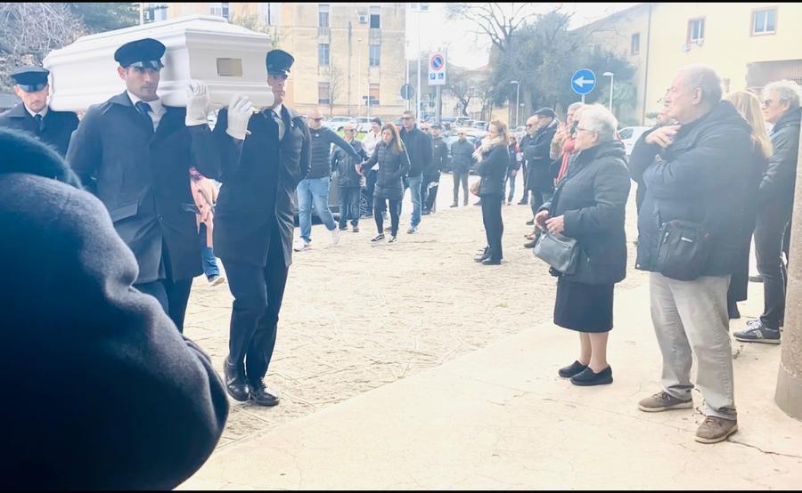 
	Il funerale a Monte Rosello<em> (foto Ivan Nuvoli)</em>


