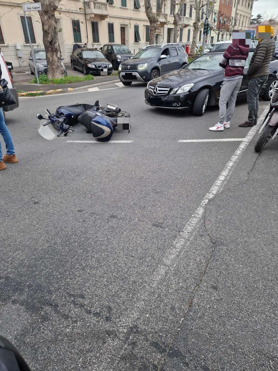 Scontro in viale Ippolito Nievo, scooterista all’ospedale