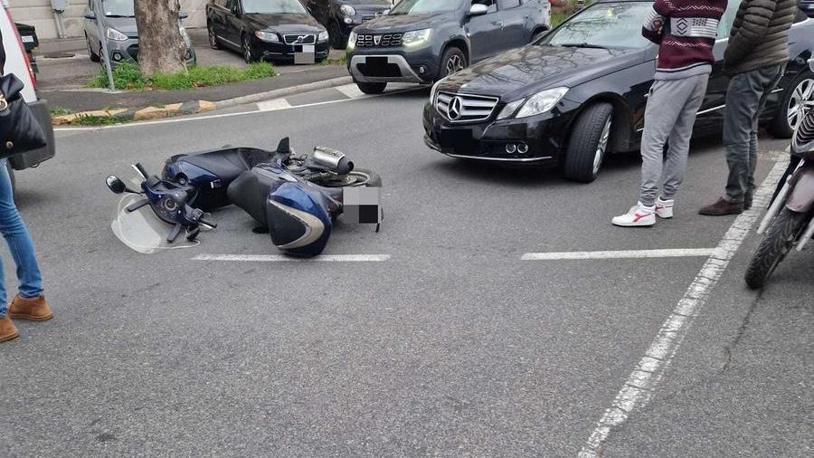 Scontro in viale Ippolito Nievo, scooterista all’ospedale