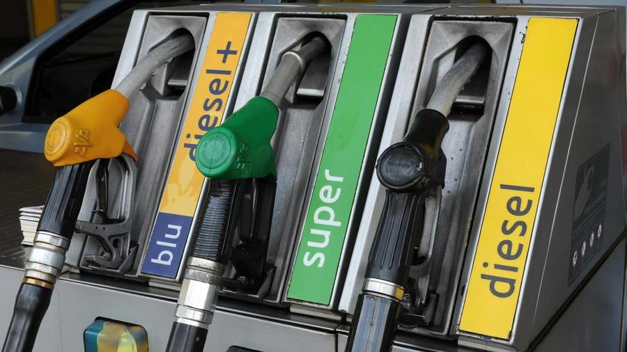 Carburanti, il decreto sul monitoraggio non funziona: i prezzi rimangono fermi a due euro