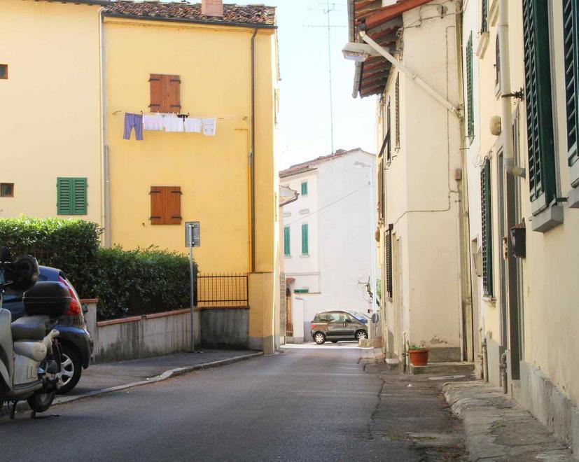 In via del Borgo il marciapiede è stato rifatto negli anni ’50 