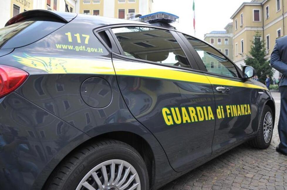 Modena Patenti, svolgeva i test all'esame al posto di altri per ottomila euro 