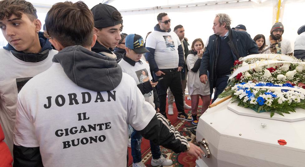 Modena In più di 3000 per l’addio a Jordan «Auto, musica e bottiglie: la sua vita» 