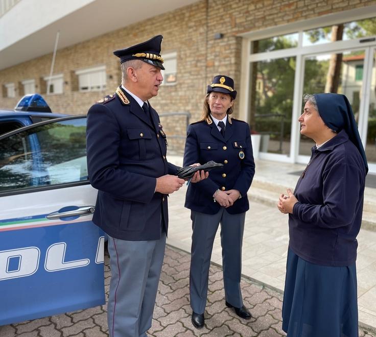 Il poliziotto Falciola (a sinistra) con suor Raffaella Spiezio