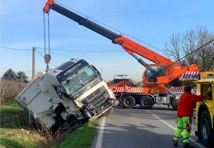 Bastiglia Camion rovesciato e strada chiusa La Cna insorge: «Poca sicurezza»