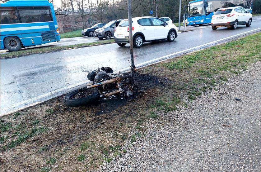 Moto in fiamme, traffico bloccato a Ferrara