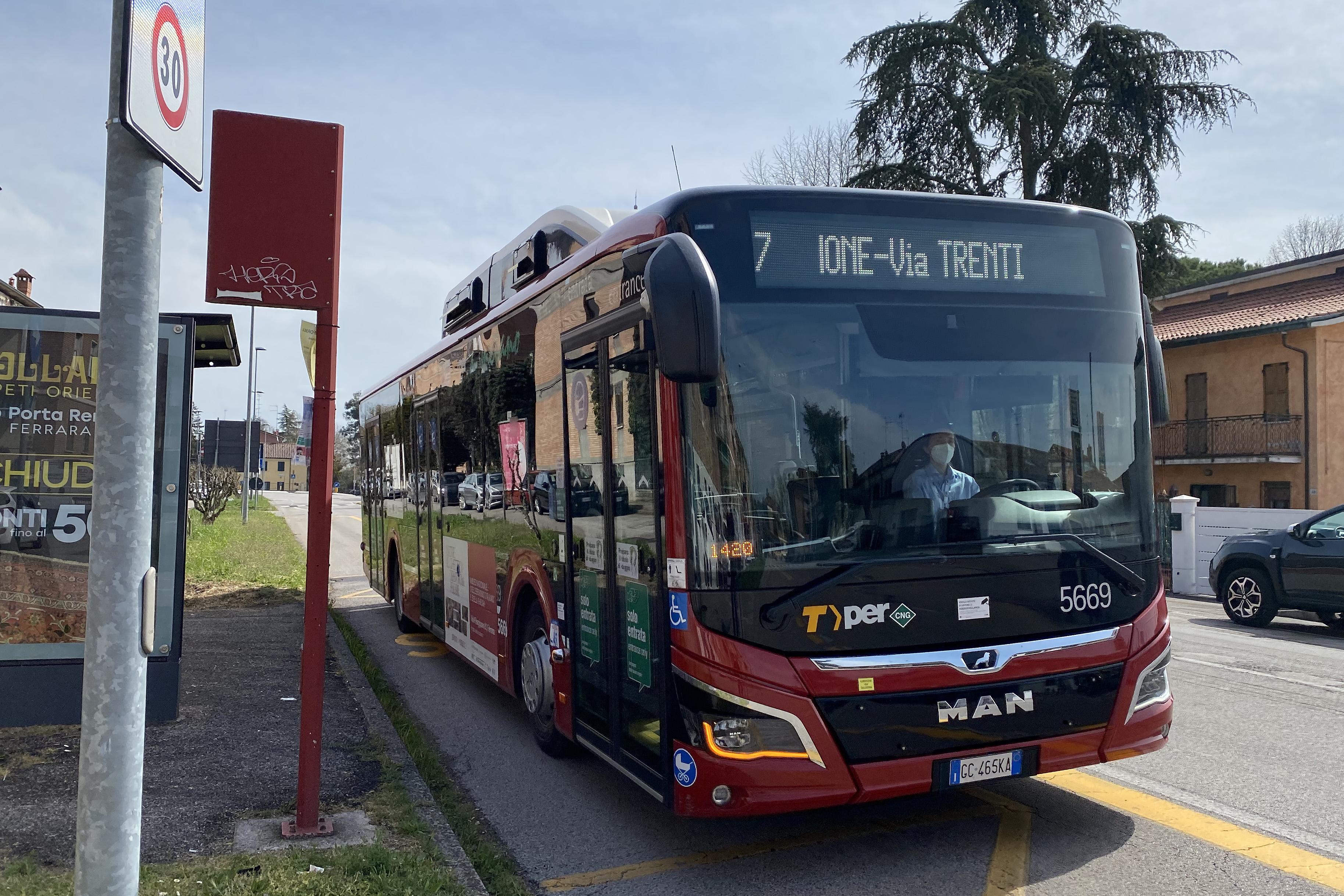 I bus della linea 7 sono troppo pieni di mattina presto, protestano le famiglie degli studenti