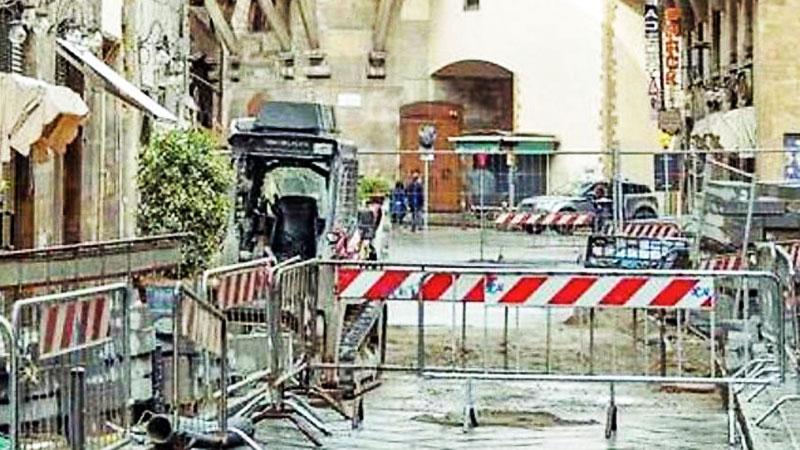 Firenze, via Guicciardini: riecco i lavori. Strada chiusa e bussini deviati