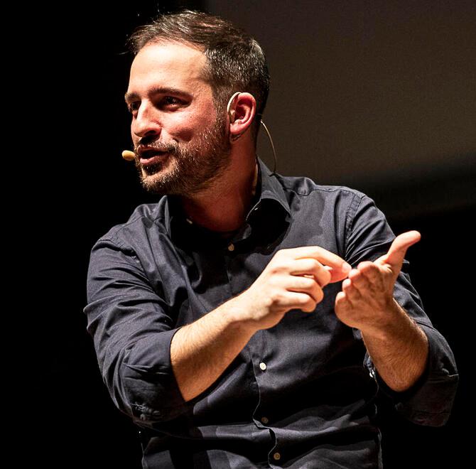 Filippo Caccamo arriva a Modena: «Così la vita da prof. è diventata uno spettacolo» 