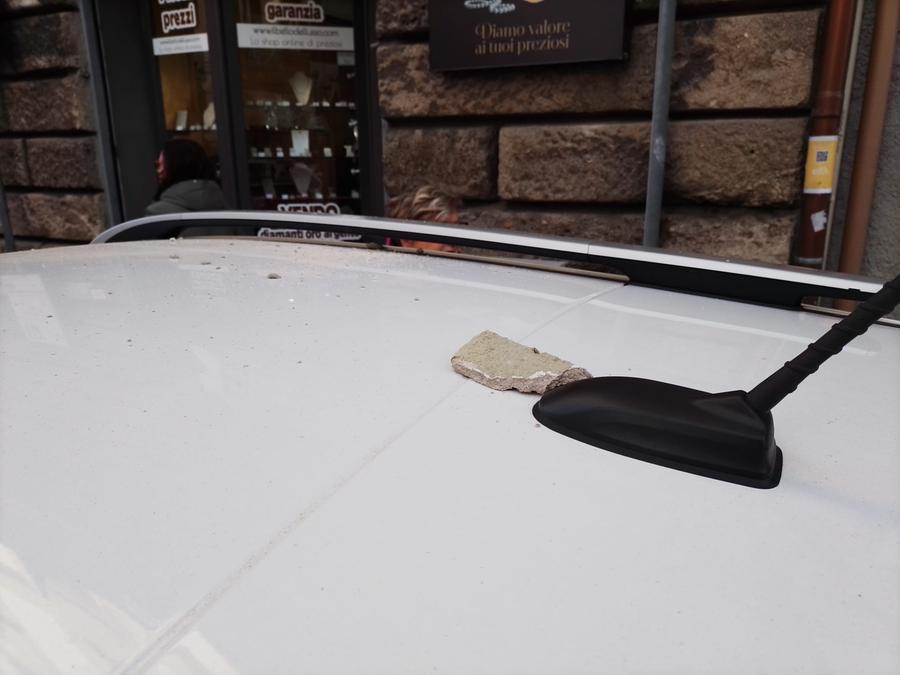 
	Il calcinaccio caduto su un'auto


