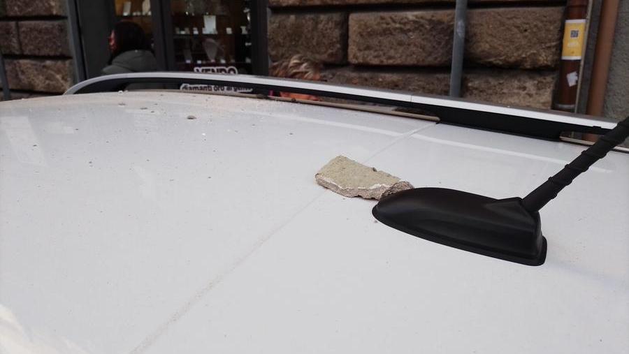 Il calcinaccio caduto su un'auto