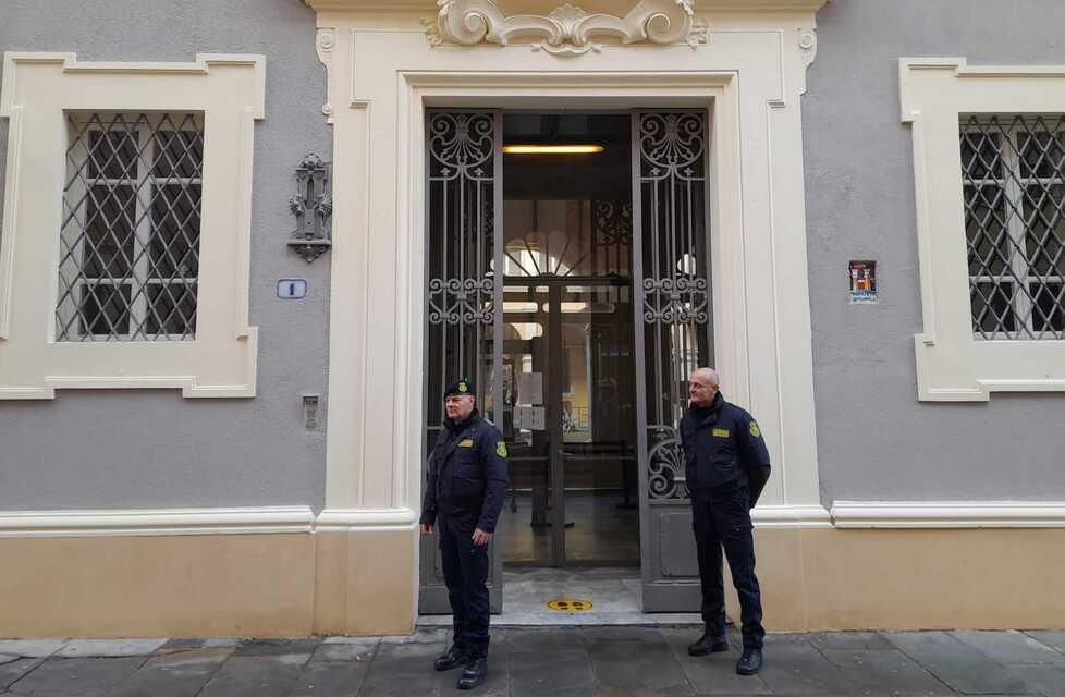 Elba, madre uccisa con un mix di farmaci. I periti: «La figlia è depressa»