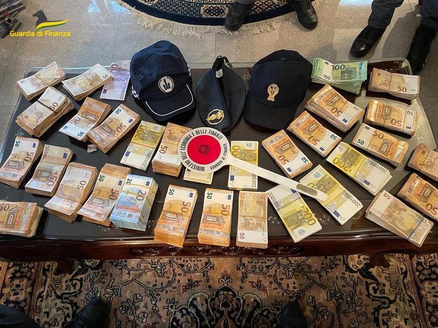 Reggio Emilia: la Finanza scopre fabbrica di false griffe e sequestra 200mila euro in contanti