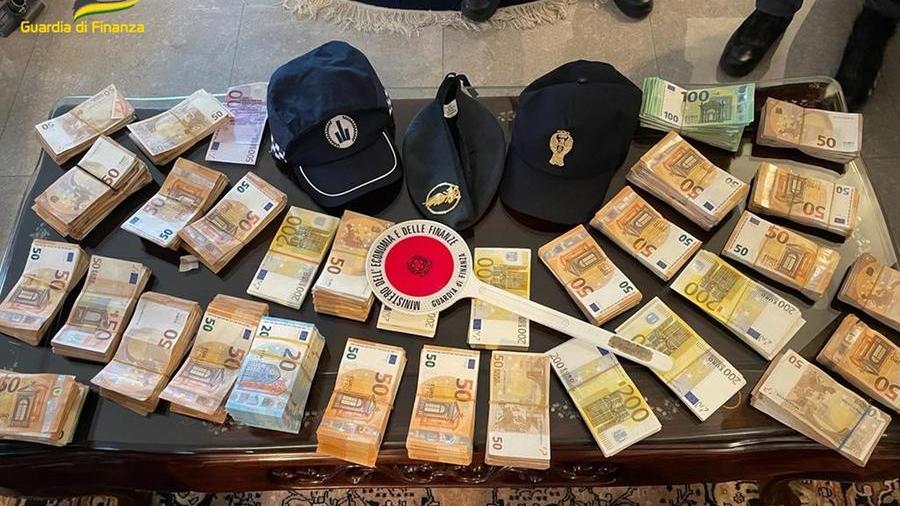 Reggio Emilia: la Finanza scopre fabbrica di false griffe e sequestra 200mila euro in contanti