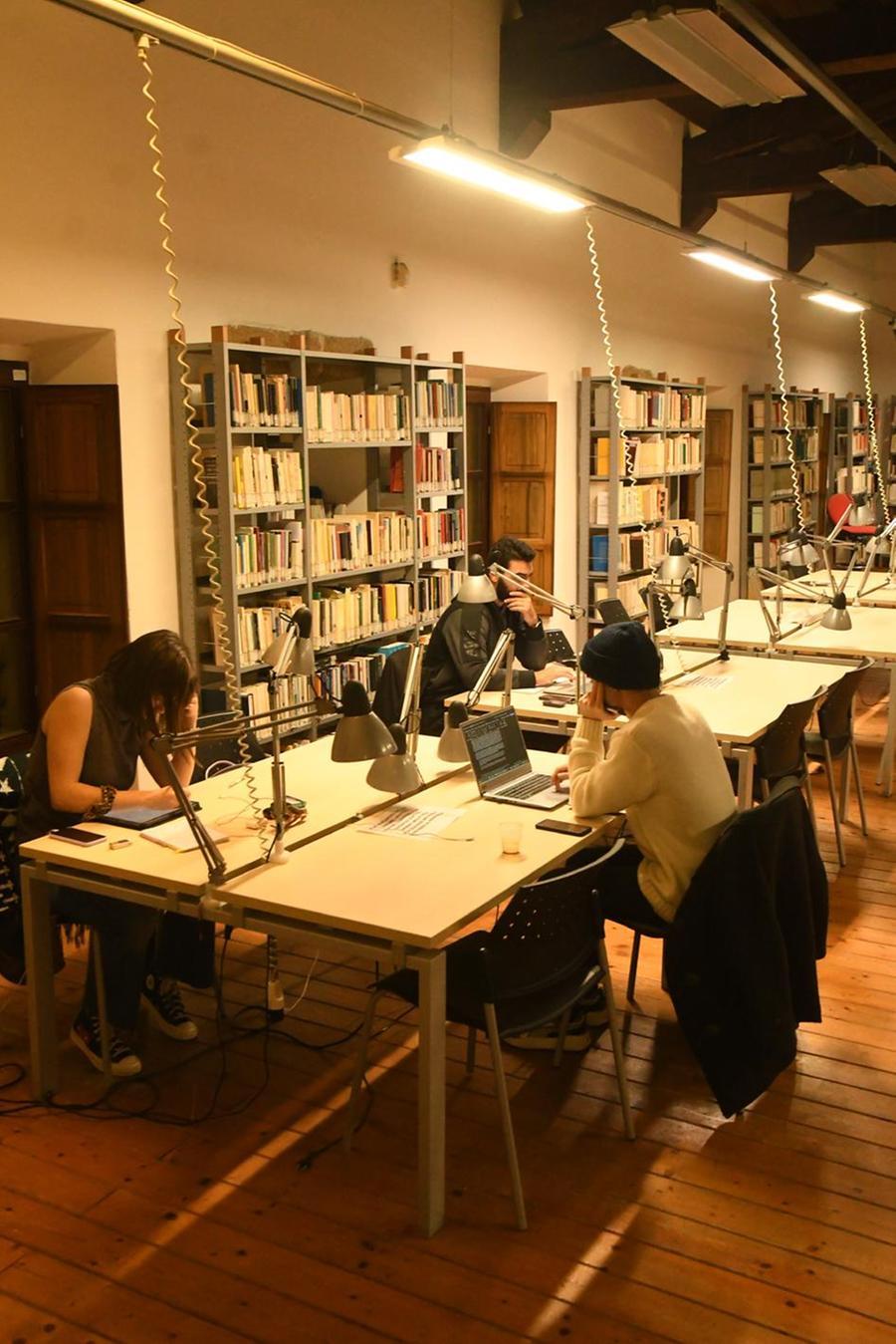 
	Una delle sale della biblioteca comunale

