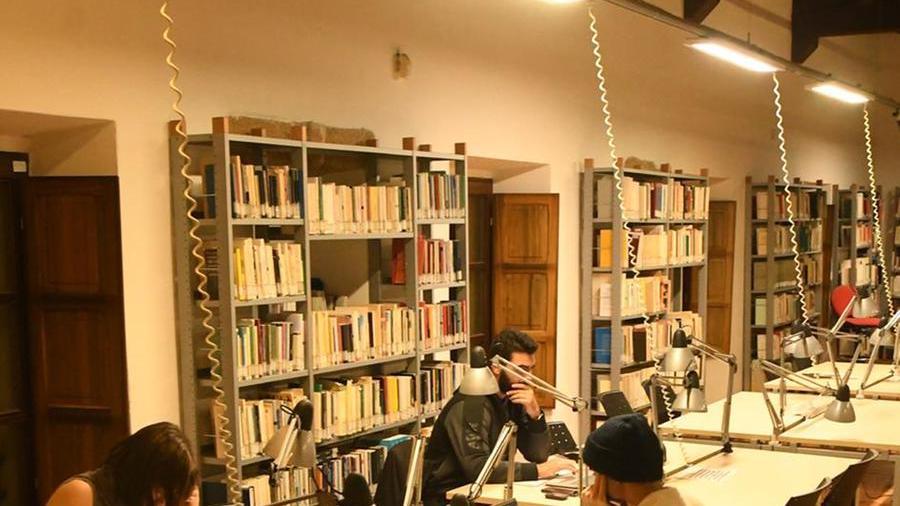 Una delle sale della biblioteca comunale
