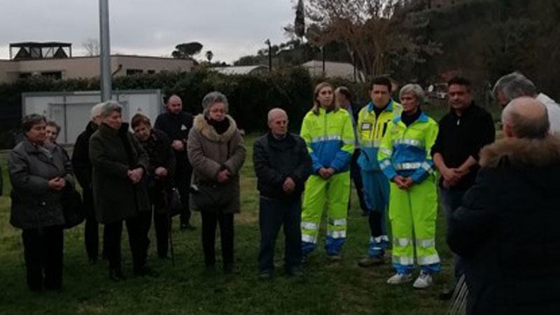 Un bosco di querce nel cimitero. Sul tronco i nomi dei defunti