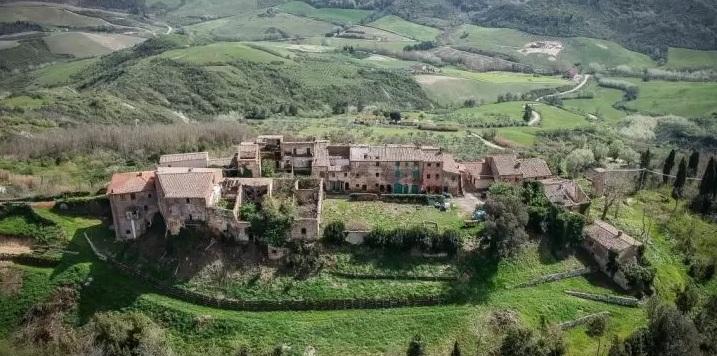Toiano, silenzio e storia: quando il borgo pisano (ora disabitato) era un potente castello