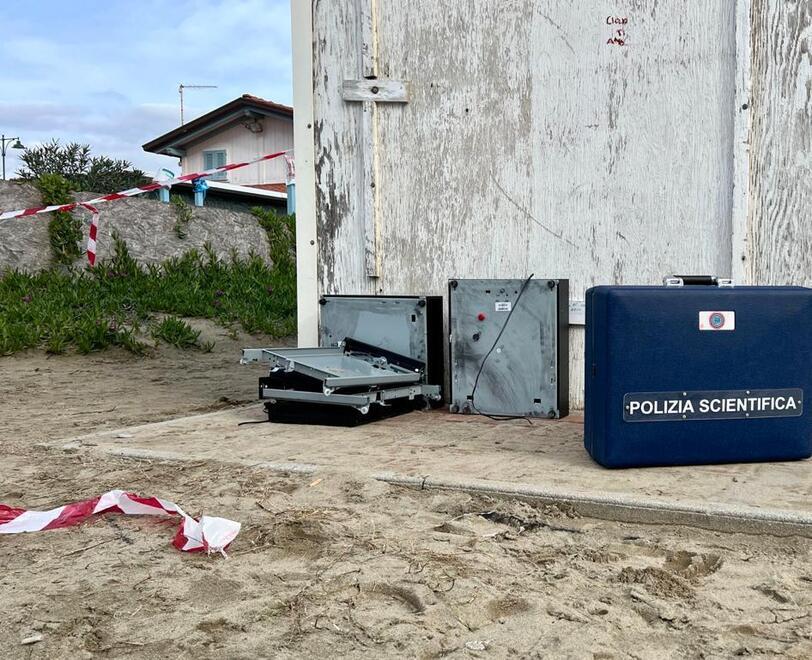 Ladri in azione di notte al Pesce Baracca e alla Barca