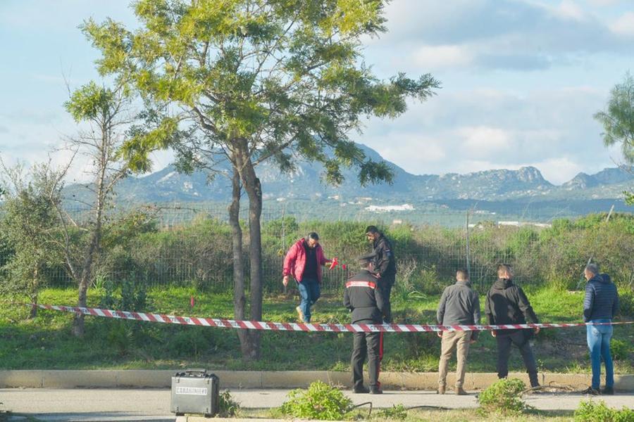 
	I rilievi nella spiaggia delle Saline dove &egrave; avvenuto il gravissimo incidente <em>(foto Vanna Sanna)</em>

