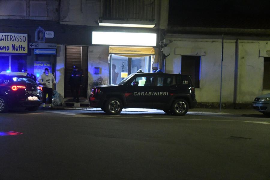 
	Federico Sanna esce di casa accompagnato dai carabinieri dopo la aver colpito il padre

