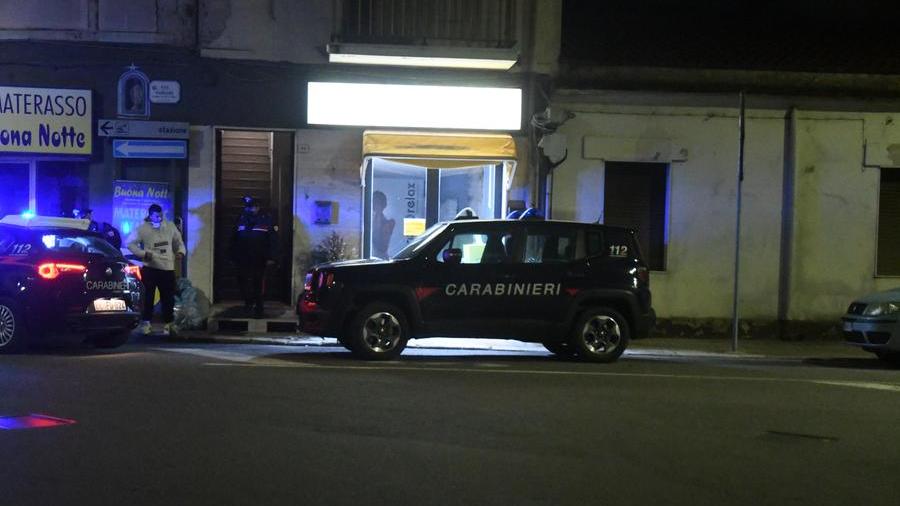 Federico Sanna esce di casa accompagnato dai carabinieri dopo la aver colpito il padre