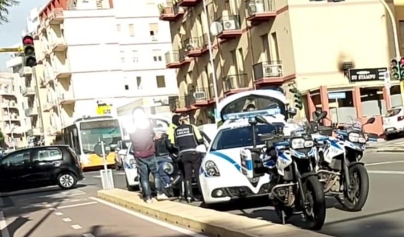 Inseguimento a folle velocità a Cagliari: Mini Cooper bloccato dalla municipale, conducente ubriaco, senza patente nè assicurazione