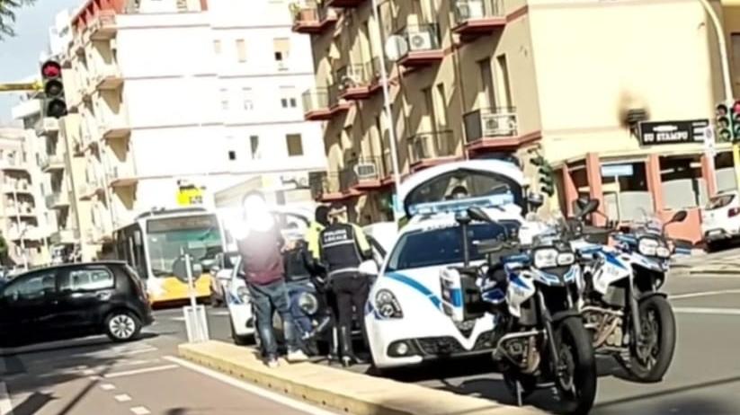 Inseguimento a folle velocità a Cagliari: Mini Cooper bloccato dalla municipale, conducente ubriaco, senza patente nè assicurazione