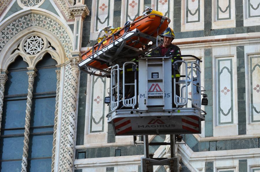 Turista colto da malore sulla cupola del Brunelleschi, soccorso da medici e vigili del fuoco – Video