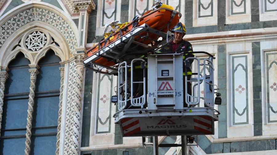 Turista colto da malore sulla cupola del Brunelleschi, soccorso da medici e vigili del fuoco – Video