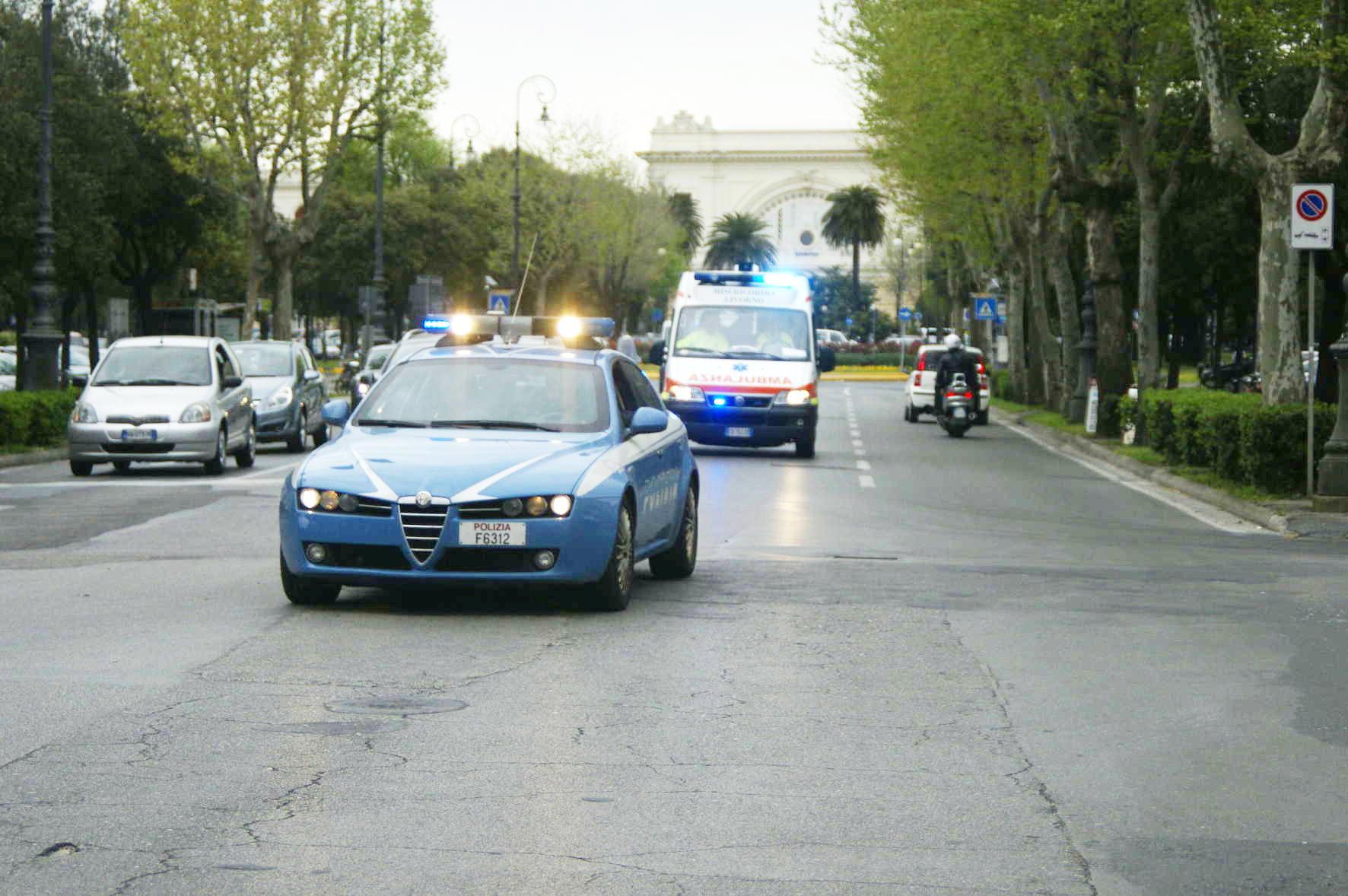 Una volante della polizia davanti a un'ambulanza (foto d'archivio)