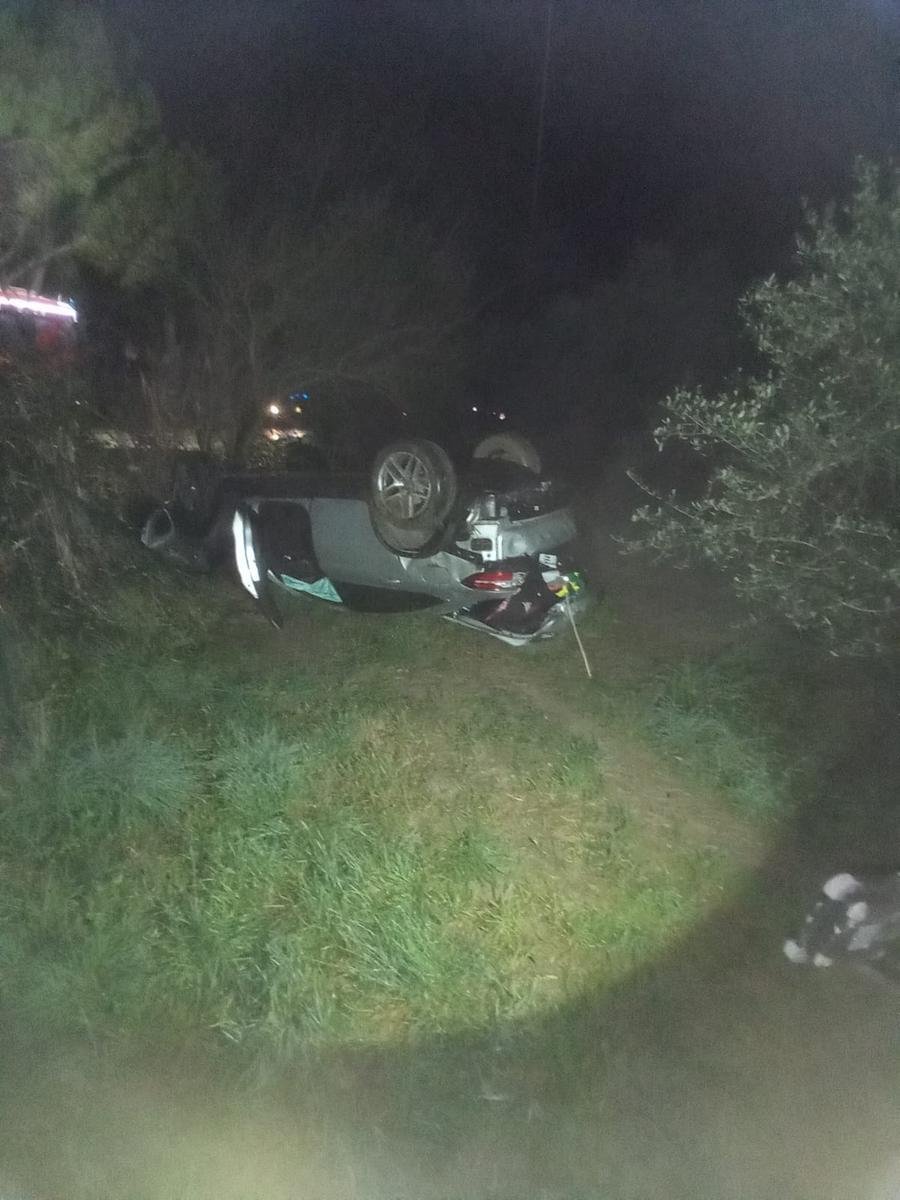 Due auto cappottate, una “vola” in un giardino