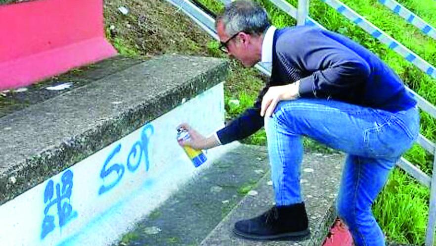 L'assessore Roberto Desini nello stadio di Bonorva mentre copre i graffiti