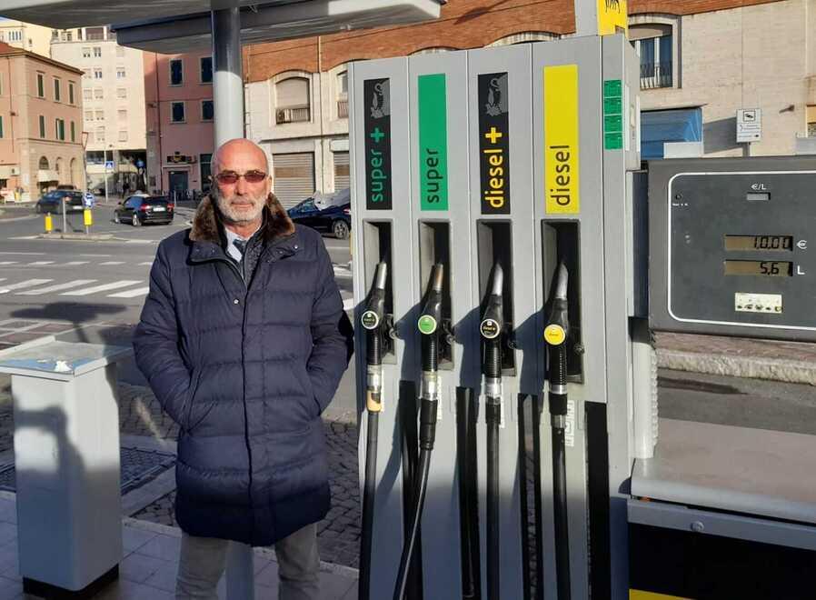 Benzinai sotto tiro, storico gestore di Livorno: «Il nostro guadagno? Pochi centesimi al litro. Vi spiego il meccanismo»