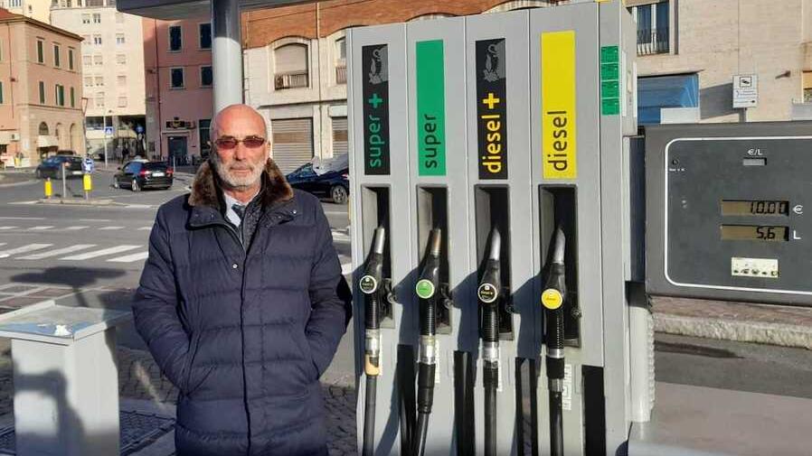 Benzinai sotto tiro, storico gestore di Livorno: «Il nostro guadagno? Pochi centesimi al litro. Vi spiego il meccanismo»