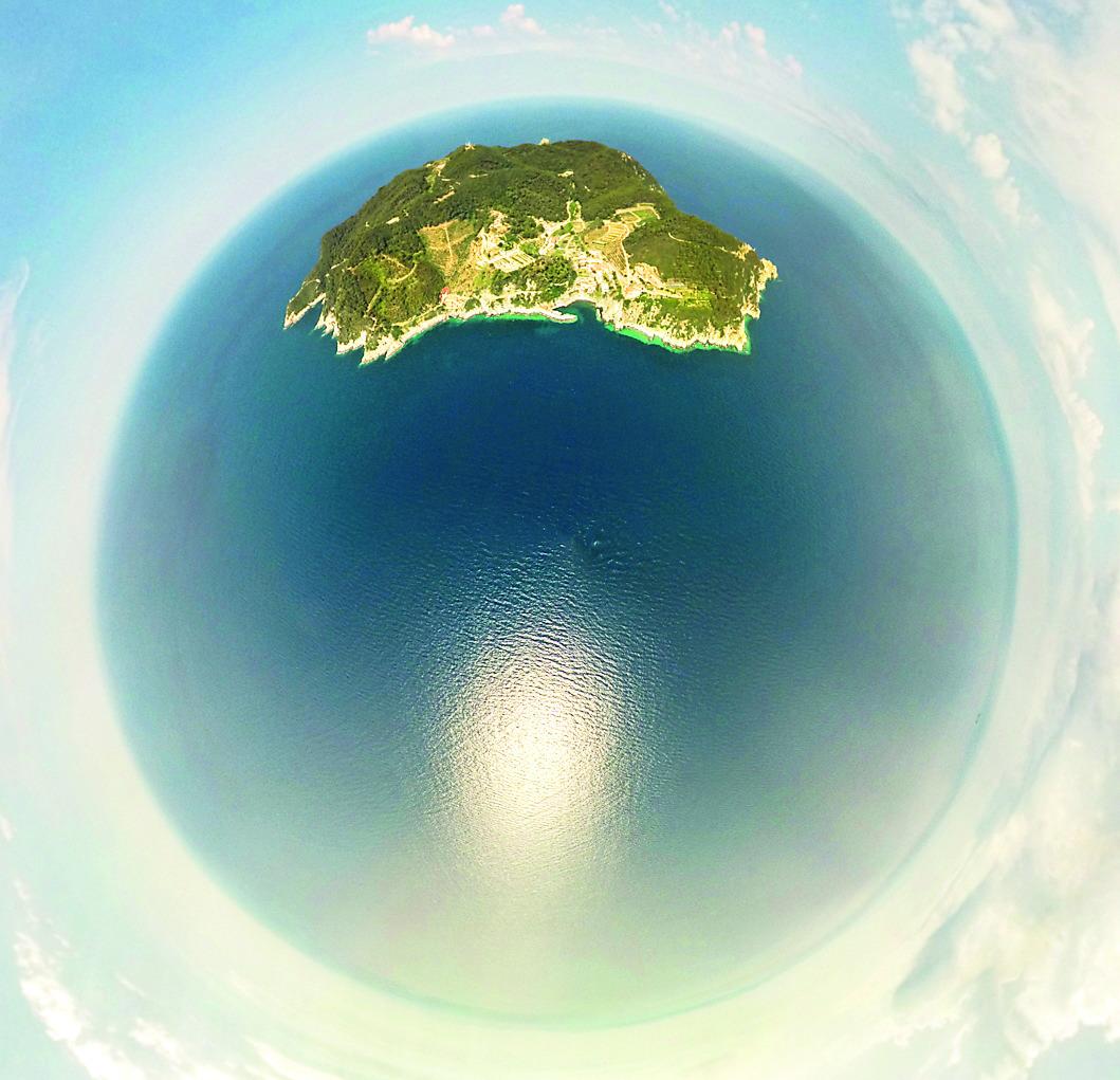 L’isola di Gorgona nello scatto “a 360 gradi” di Massimo Sestini