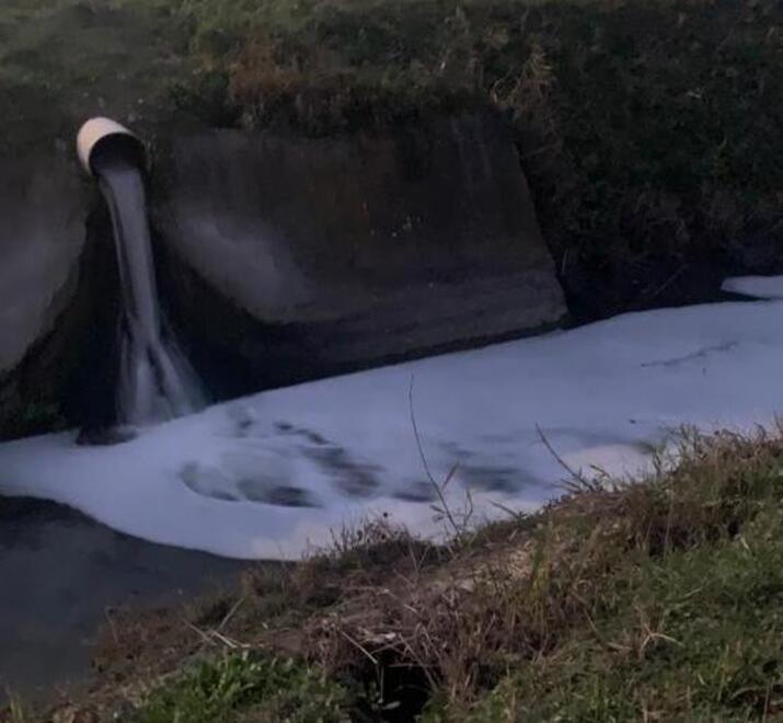 San Cesario. «Sversamento nelle fognatureLa schiuma ha invaso il canale» 
