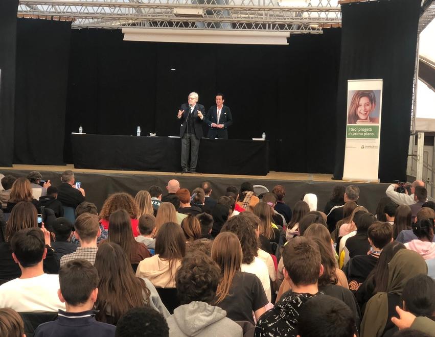 San Felice. Sgarbi conquista gli oltre 400 studenti Al Palaround lezione di arte e di vita 