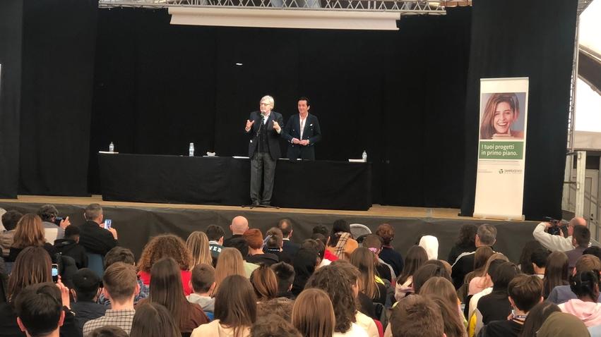 San Felice. Sgarbi conquista gli oltre 400 studenti Al Palaround lezione di arte e di vita